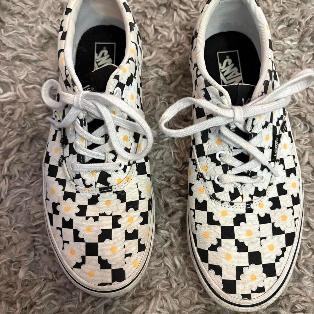 VANS WOMENS 6 Daisy checkered shoes white and black with laces VGUC